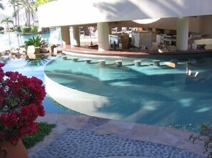 Swim up bar.
