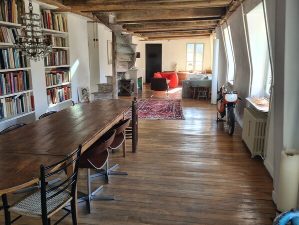Leaving room. 1000sq ft. 7 windows