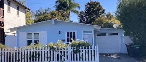 Recently painted Beach Cottage 15 min pleasant walk  down  to Mariposa beach.