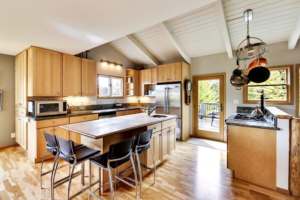 Spacious and bright  gourmet kitchen