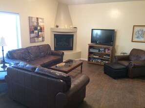 Lovely Living Room with Lake View, Leather Seating, Flat Screen TV & Fireplace!