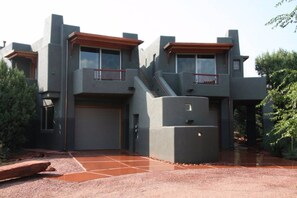 Kayenta - 2 detached casitas with stairway up to roof-top view deck