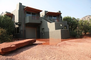 Brand new modern detached casita with 360 degree Red Rock views!