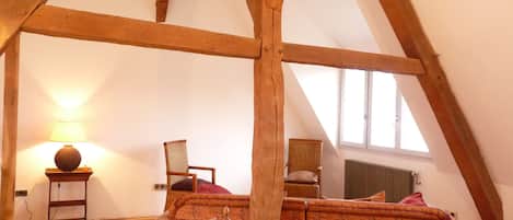 Amazing beams, cathedral ceilings, Spectacular views of Royal Palace from Salon!