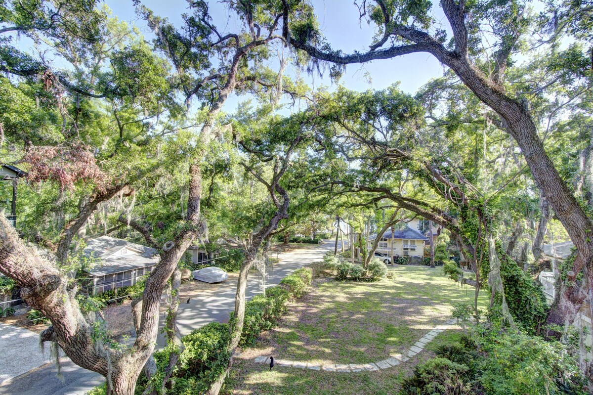 Ocean Views , Steps to Beach, Walk to Pier/Village