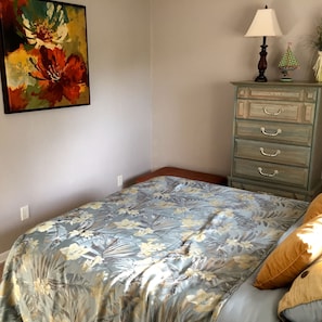 Queen size bedroom/memory foam mattress