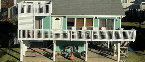 Pretty beach house in prestigious Pirates Beach. Just 2 blocks to the beach!