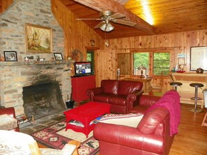 GREAT ROOM LOOKING TOWARD FRONT YARD