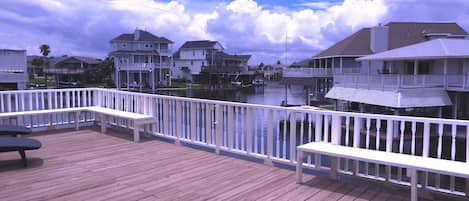 The gigantic 2nd story deck facing the lagoon