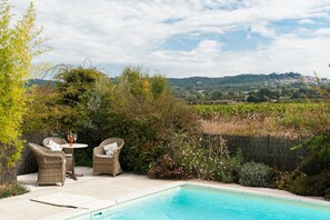 'Cocktail Lounge' with views across the vines to Bonnieux