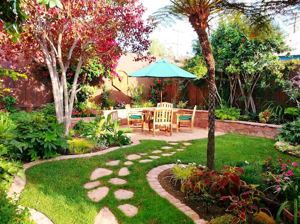 Backyard with Teak Dining Table and Flagstone Patio