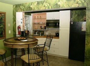 Poolside Suite - Dining/Kitchen Area