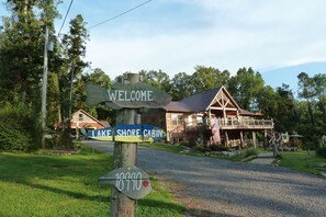 Welcome to Lake Shore Cabin