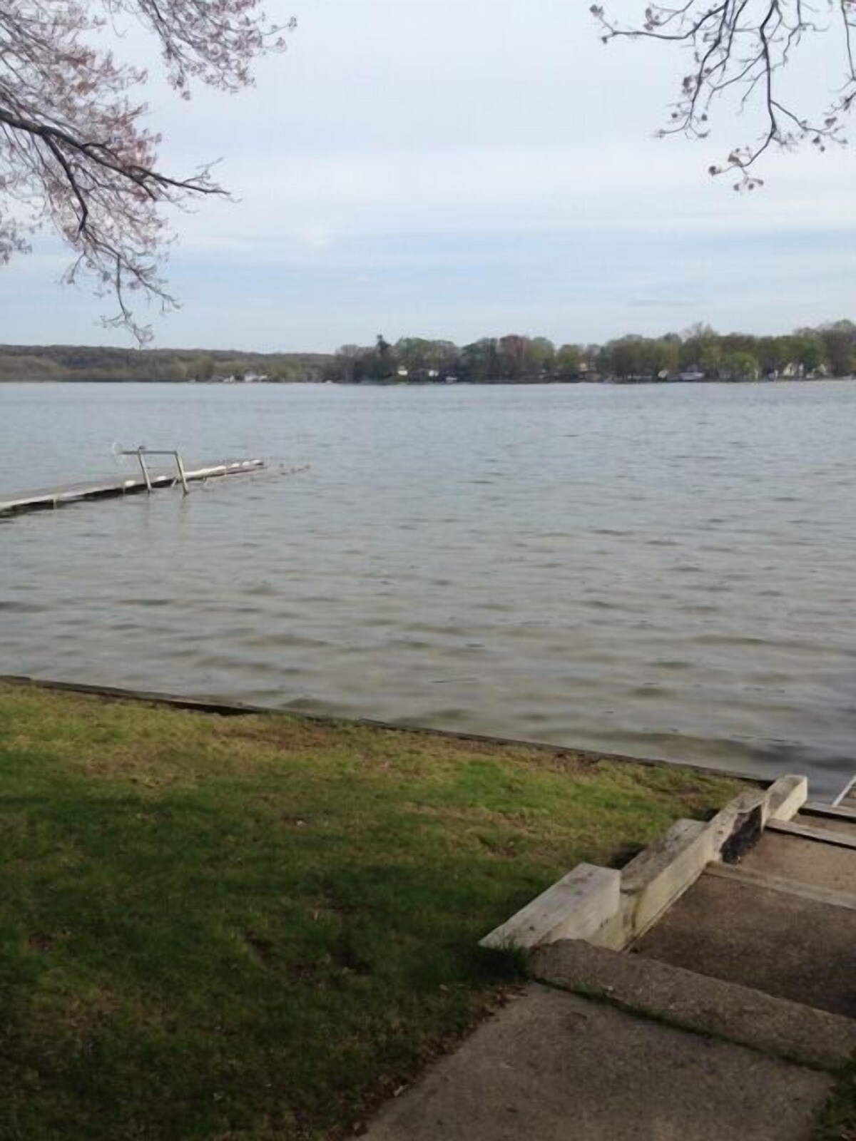 GUN LAKE 5 STAR PROPERTY You can’t get closer to the lake than this rental!