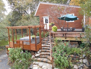 Great retreat for one or two couples Private deck & hot tub, 18 steps get you in