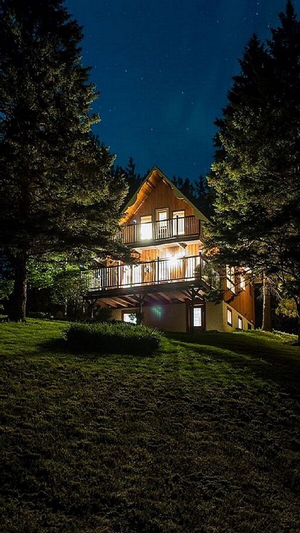Night view of The Notch Chalet
