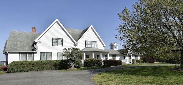 Circular drive  leading to the front of the home