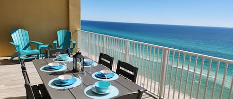 Oceanfront dining for 6.

