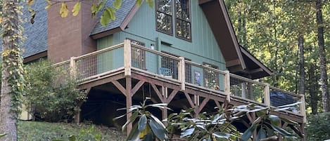 The front view of the Mountain Retreat at Yellow Creek.