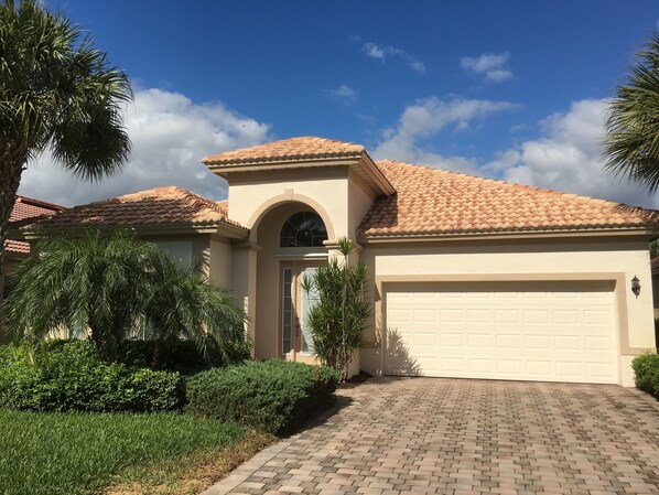 front view of the villa in Bonita Springs