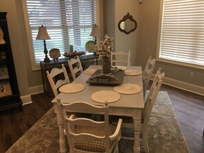Dining seats 6