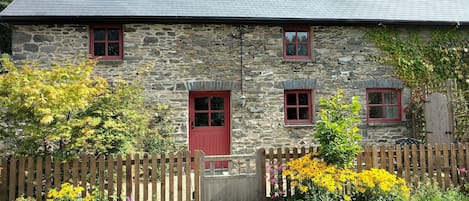 Y Stabl at Lanlas Cottages - a charming stone cottage with modern amenities.