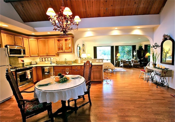 Large Spacious Kitchen