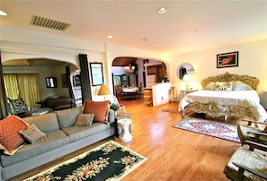 Beautiful Cottage or Executive Suite.