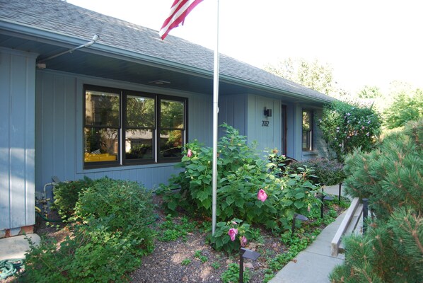 Comtempory Bungalow in quiet, old Country Club of Lincoln neighborhood.