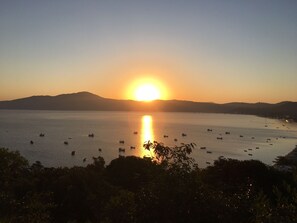 pôr do sol na praia da passarela a 400 mts do apartamento