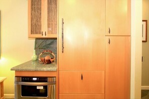 Sub-zero refrig, Microwave drawer & Pantry build in!