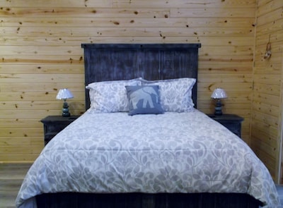 " Perfect New Cozy Romantic Studio Cabin for two "  Quiet stream setting