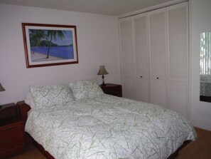 Queen Size Bed, Fresh Cotton Sheets & Linins w/ Spacious Closet & Garden View 