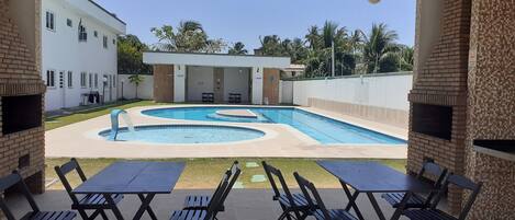 com piscina para adultos e crianças, churrasqueira, mesas/cadeiras confortáveis.