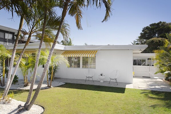 seaside beachhouse is directly opposite beautiful tallows beach