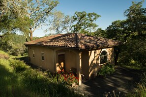 Cute, stand alone guest house casita