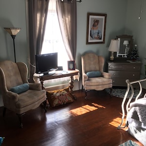 A beautiful spacious room in a historic house right downtown by the waterfront.