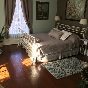 A beautiful spacious room in a historic house right downtown by the waterfront.