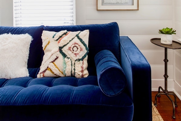 Cozy remodeled 1920's cottage walking distance to Sony Studios and downtown Culver.