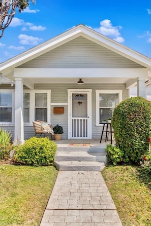 Remodeled updated 1920's cottage walking distance to Sony Pictures and downtown Culver.