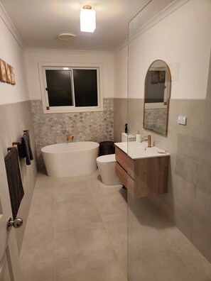 Bathroom 3 again close up