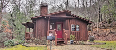 Gatlinburg Vacation Rental | 2BR | 2BA | 1,000 Sq Ft | 3 Steps Required