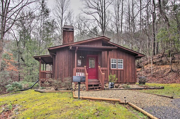 Gatlinburg Vacation Rental | 2BR | 2BA | 1,000 Sq Ft | 3 Steps Required