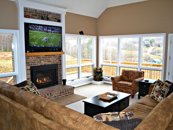 Large open living room with HDTV and Gas Fireplace, views to the mountains