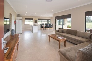 Kanana Chalet lounge