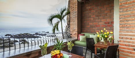 Beachfront Terrace - Enjoy Ocean & Beautiful Sunsets