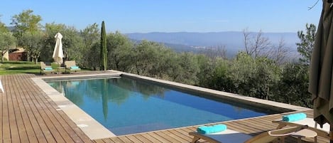 Piscine surplombant une extraordinaire vue à 180° sur le Luberon