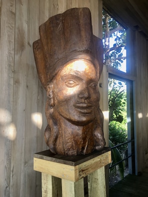 Wood sculpture "Sandy Bay Queen" by Swiss artist Rena Kunz, 2021