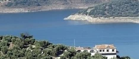 (Copia) Views of the Lake and the House