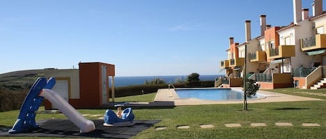 Oceano Atlântico ao fundo, Piscina e Parque infantil